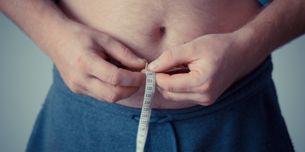 Jak schudnąć, siedząc za biurkiem? Trening i dieta online dla zapracowanych