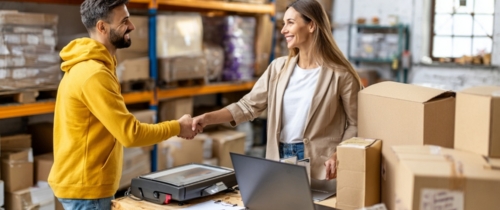 Klient już zapłacił, a paczka wciąż stoi? Tu e-commerce najczęściej gubi tempo